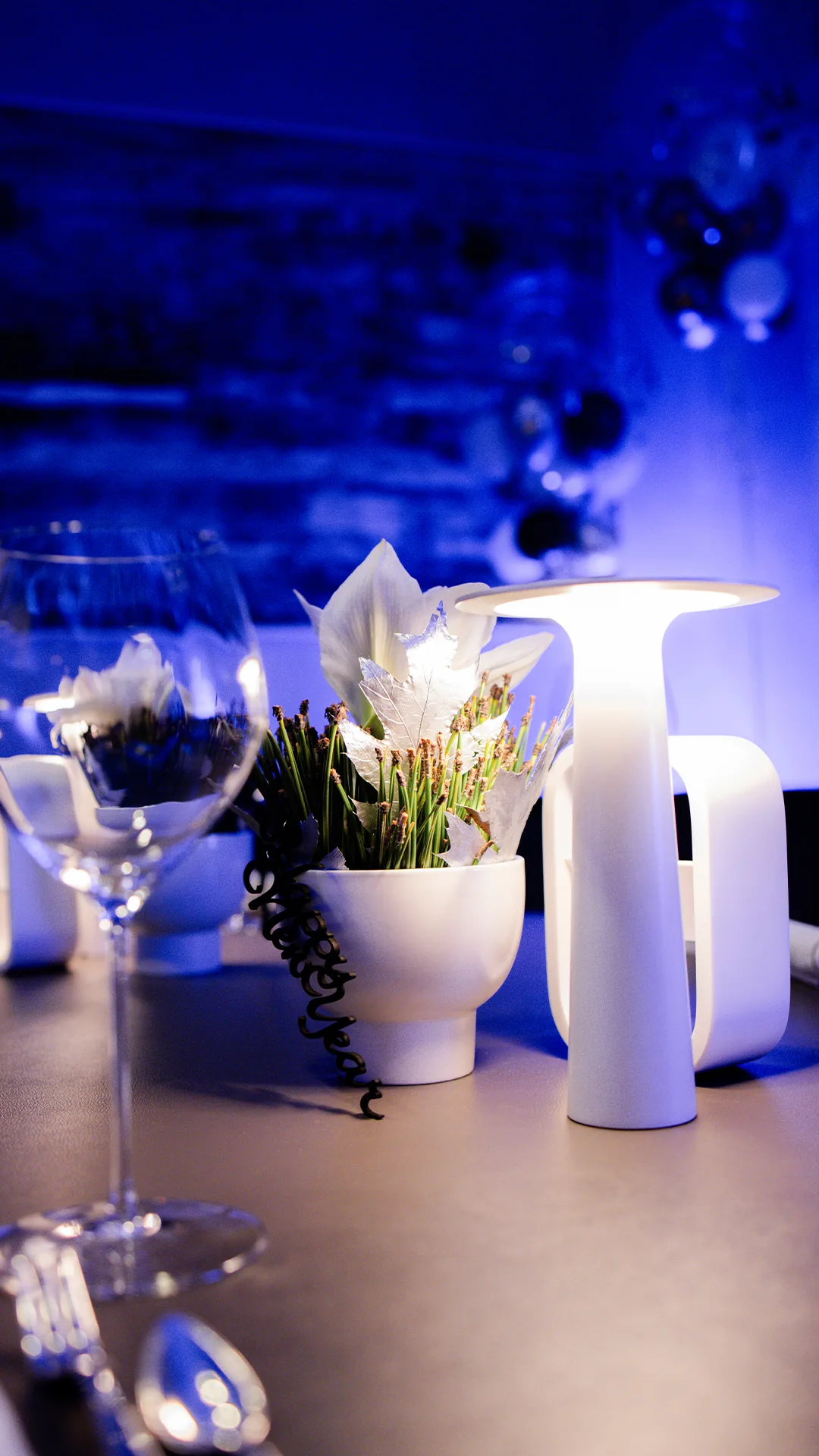 Gedeckter Tisch im Restaurant Obendorfers EISVOGEL im Abendlicht
