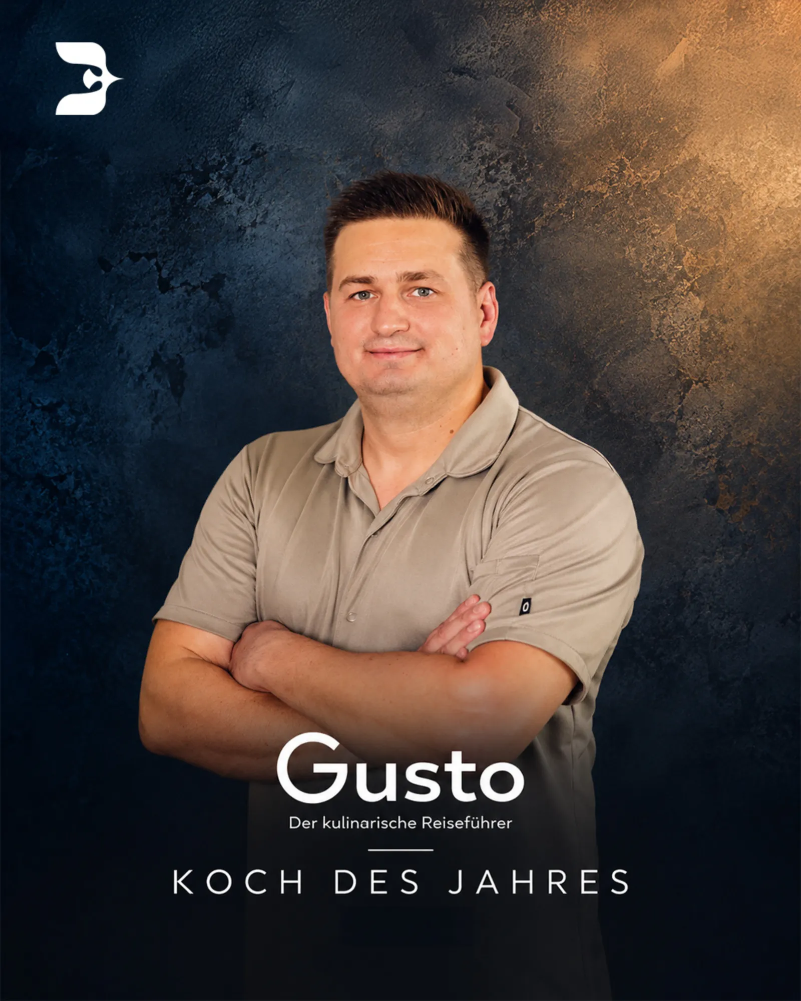 Sebastian Obendorfer mit verschränkten Armen vor dunklem Hintergrund, darunter: Gusto, Der kulinarische Reiseführer — Koch des Jahres