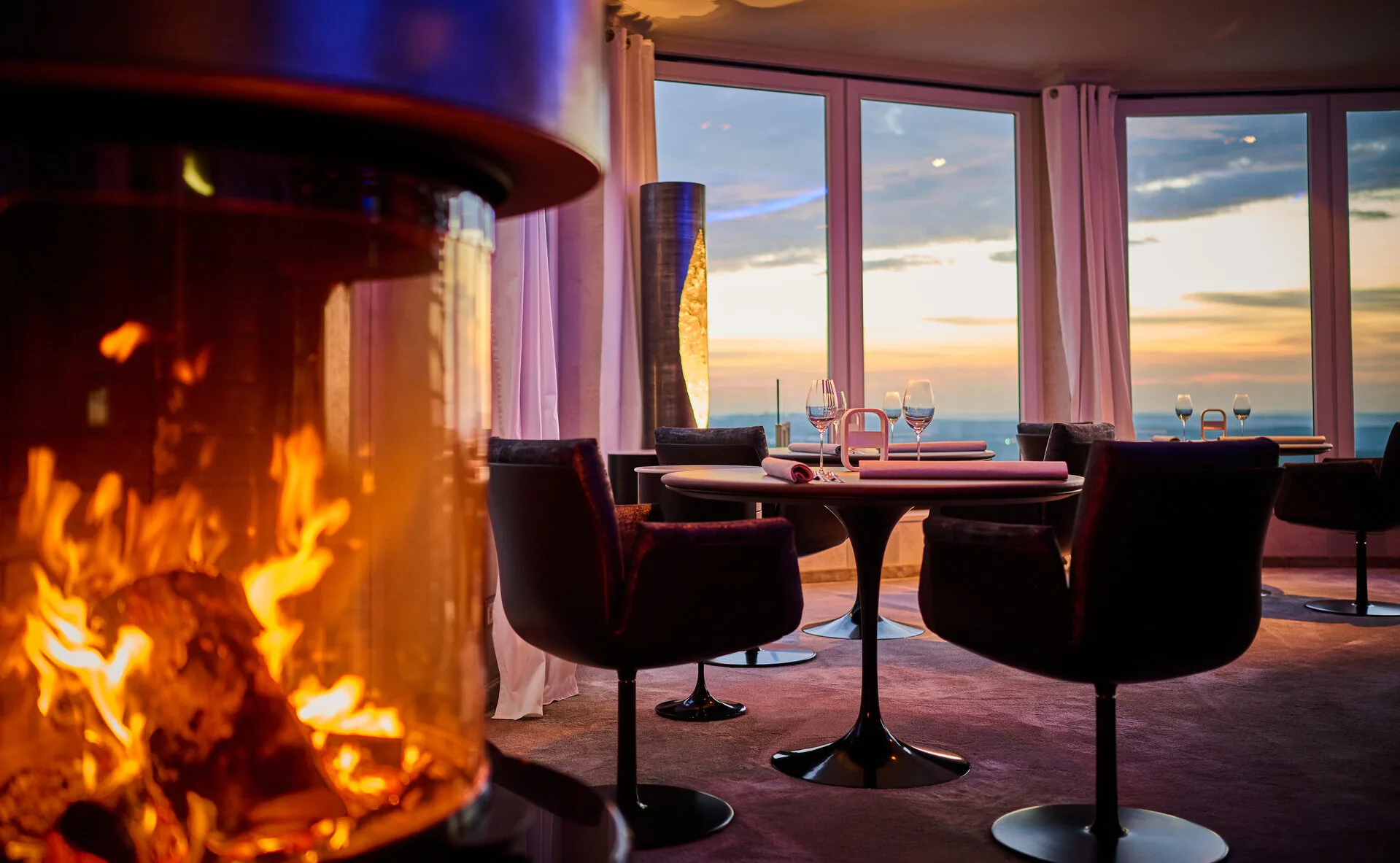 Fireplace and window front at Restaurant EISVOGEL